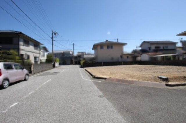 【８月末まで　特別価格】高知市瀬戸東町3丁目　新築戸建　②　【全2区画】の前面道路含む現地写真|東側　公道　7.9ｍ　接面　9.0ｍ／北側　公道　4.978ｍ　接面　10.0ｍ