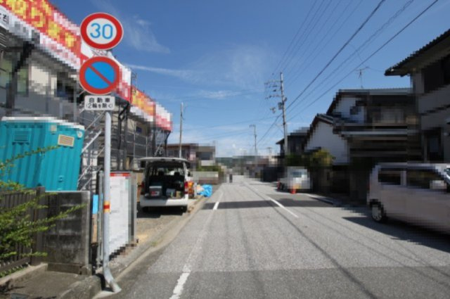 【８月末まで　特別価格】高知市瀬戸東町3丁目　新築戸建　②　【全2区画】の前面道路含む現地写真|東側　公道　7.9ｍ　接面　9.0ｍ／北側　公道　4.978ｍ　接面　10.0ｍ