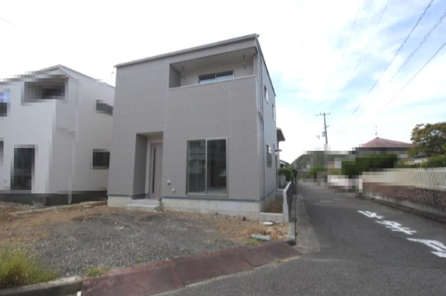高知市瀬戸東町3丁目　新築戸建　②　【全2区画】の外観|②　建物完成しました！　（外構工事中）
土地面積　111.60㎡（約33.45坪）　建物面積　88.33㎡（約26.71坪）