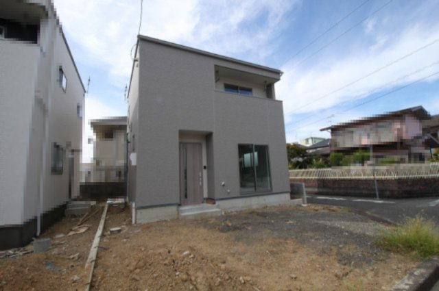 高知市瀬戸東町3丁目　新築戸建　②　【全2区画】の外観|②　建物完成しました！　（外構工事中）
土地面積　111.60㎡（約33.45坪）　建物面積　88.33㎡（約26.71坪）