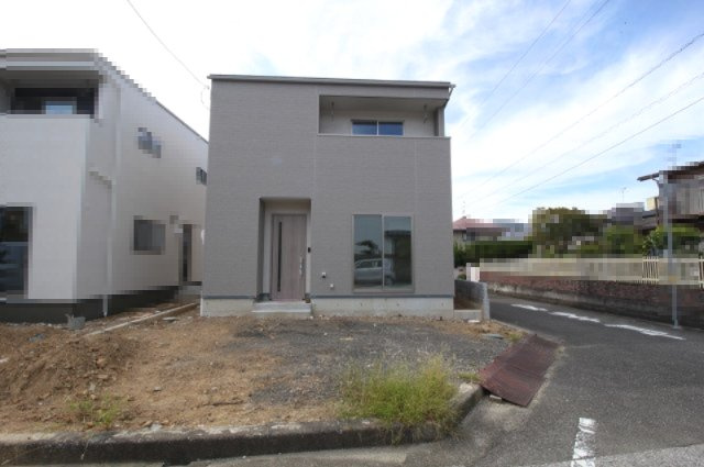 高知市瀬戸東町3丁目　新築戸建　②　【全2区画】の外観|②　建物完成しました！　（外構工事中）
土地面積　111.60㎡（約33.45坪）　建物面積　88.33㎡（約26.71坪）