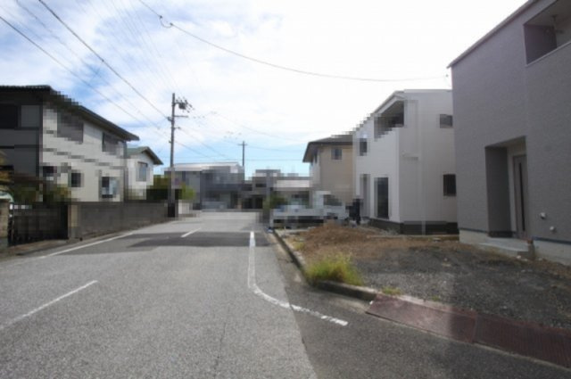 高知市瀬戸東町3丁目　新築戸建　②　【全2区画】の前面道路含む現地写真|東側　公道　7.9ｍ　接面　9.0ｍ／北側　公道　4.978ｍ　接面　10.0ｍ