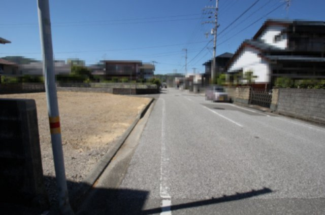 【８月末まで　特別価格】高知市瀬戸東町3丁目　新築戸建　②　【全2区画】の前面道路含む現地写真|東側　公道　7.9ｍ　接面　9.0ｍ／北側　公道　4.978ｍ　接面　10.0ｍ