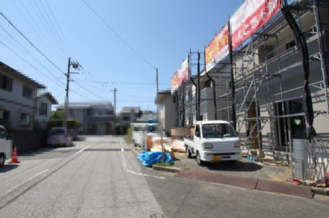 【８月末まで　特別価格】高知市瀬戸東町3丁目　新築戸建　②　【全2区画】の前面道路含む現地写真|東側　公道　7.9ｍ　接面　9.0ｍ／北側　公道　4.978ｍ　接面　10.0ｍ