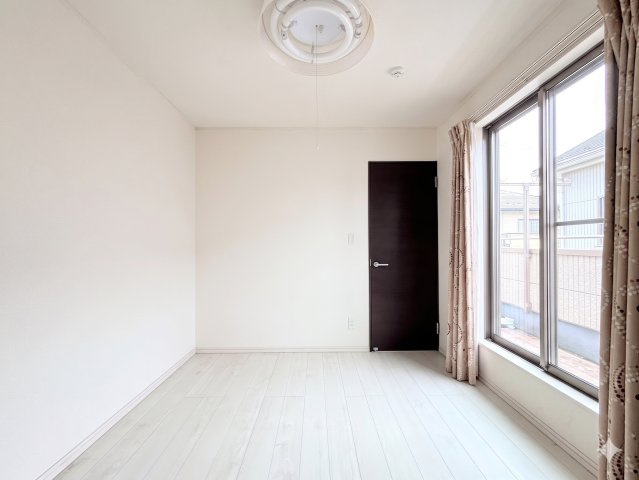 綾瀬市大上7丁目　中古戸建ての洋室|◆柔らかい陽光が差し込む明るいお部屋を演出する設計。彩光の取れる窓が気持ちの良いお部屋を創り上げます。