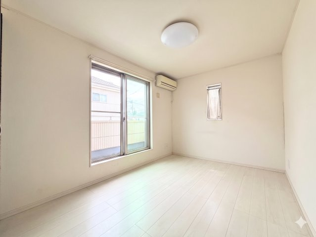 綾瀬市大上7丁目　中古戸建ての洋室|◆気持ちの良い風が室内へ入り込む居室。家具を配置しても広々ご利用いただけます！！