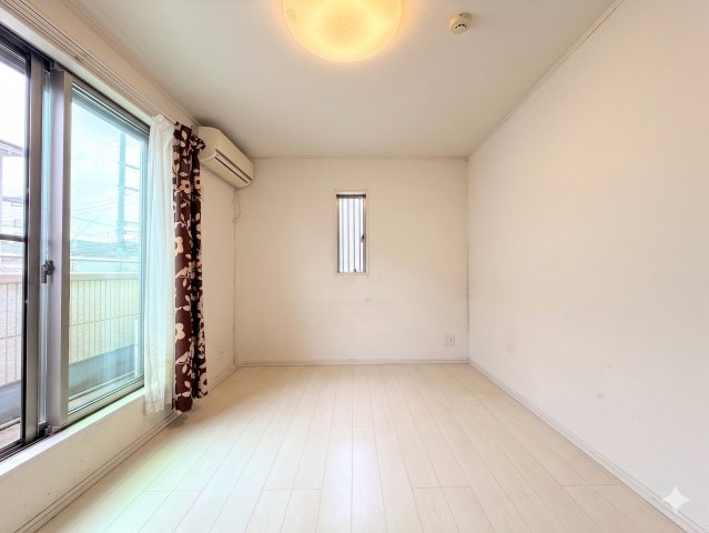 綾瀬市大上7丁目　中古戸建ての洋室|◆子どものスタディ空間として、あるいは書斎やホビールームとして生活スタイルに合わせて使えるプライベートルーム。居心地のいい落ち着いたインテリアが似合います。
