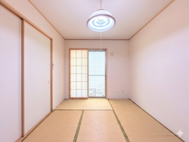 綾瀬市大上7丁目　中古戸建ての和室|◆感性を育むプライベートルームはシンプルでスマートな空間。好みの空間で読書をしたり、音楽を聞いたりと一人の時間も充実したものにできます。