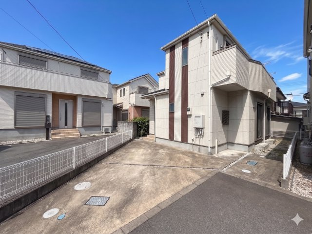 綾瀬市大上7丁目　中古戸建ての外観|◆一戸建てを中心とした街並みが整然と続き、周辺は高い建物が建っていないので、緑の多い閑静な趣を感じる環境です。街並みや周辺環境も重要なポイントです！！