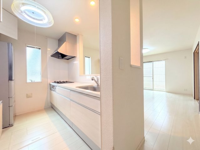 綾瀬市大上7丁目　中古戸建てのキッチン|◆キッチンからダイニングやリビングが見渡せるキッチン。料理をしながら家族とコミュニケーションをとれるだけでなく、大きな開放感も得られることができます。