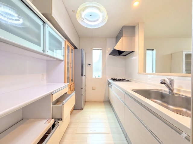 綾瀬市大上7丁目　中古戸建てのキッチン|◆デザイン性と機能性を兼ね備えたキッチンです。リビングスペースとの一体感が生まれ、広々空間を演出してくれます。