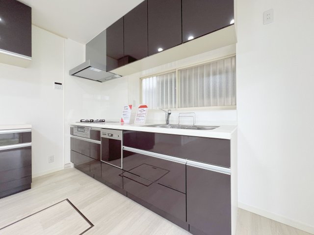 昭島市緑町３丁目　中古戸建のキッチン|スライド収納付きシステムキッチン。パスタ鍋や圧力鍋の出し入れもスムーズ