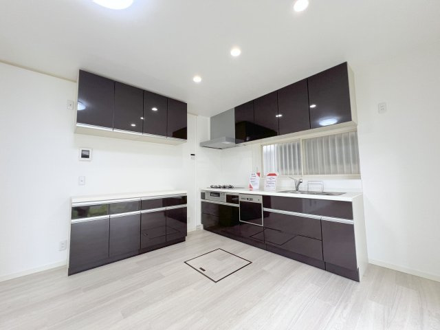 昭島市緑町３丁目　中古戸建のキッチン|高さや奥行きが美しく揃っているため、キッチン全体がすっきりと見えます
