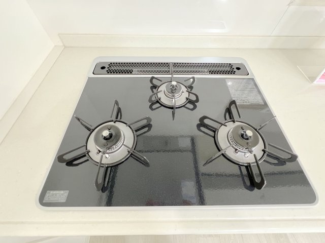 昭島市緑町３丁目　中古戸建のキッチン|三口ガスコンロ