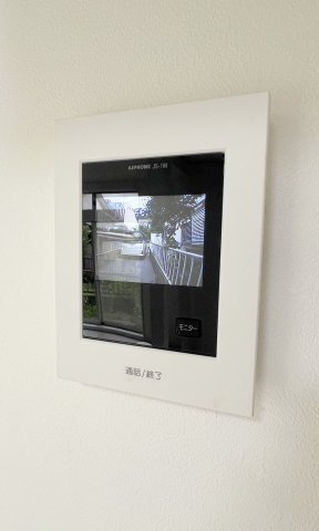 昭島市緑町３丁目　中古戸建の防犯設備|モニター付きインターホンあり。急な来客でも室内から顔が確認できると安心ですよね
