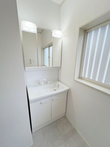 昭島市緑町３丁目　中古戸建の独立洗面台|三面鏡タイプ洗面化粧台　鏡の角度を変えることで身だしなみチェックしやすいです