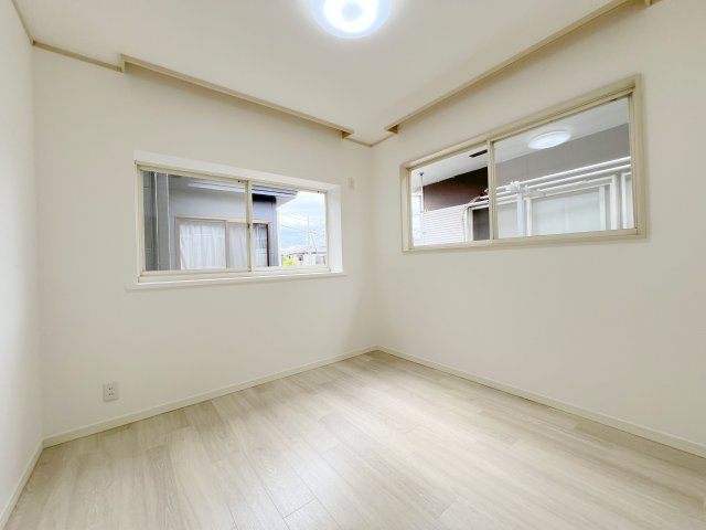 昭島市緑町３丁目　中古戸建の洋室|【洋室1】二面採光で通風良好