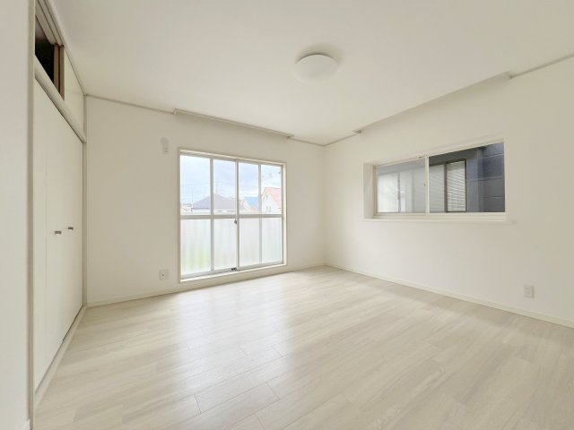 昭島市緑町３丁目　中古戸建の居間・リビング|【洋室1】8.0帖の広々とした主寝室