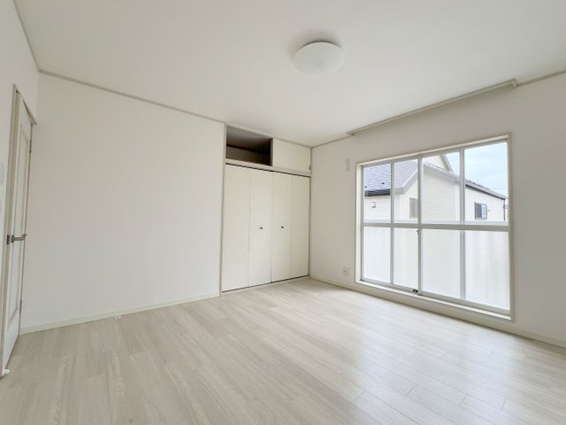 昭島市緑町３丁目　中古戸建の洋室|【洋室2】年に数回しか使わない物こそ、天袋にまとめて収納してしまうことで収納スペースを効率良く利用できます