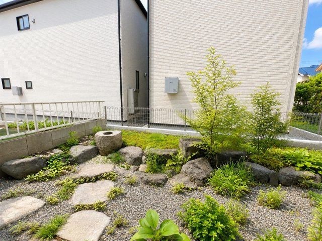 昭島市緑町３丁目　中古戸建の庭|南面にある庭は家庭菜園やガーデニングなど自宅にいながら自然を身近に感じる緑豊かな空間を作れます