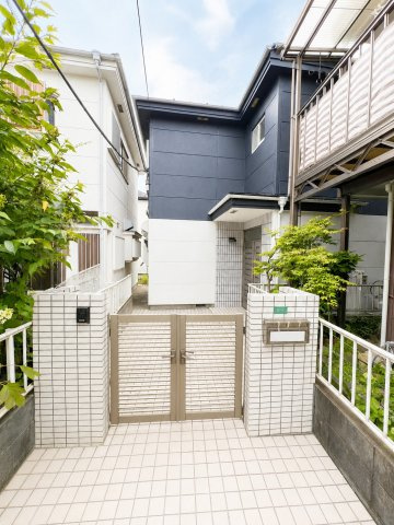 昭島市緑町３丁目　中古戸建の外観|玄関アプローチが広々しています