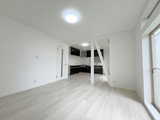 昭島市緑町３丁目　中古戸建の居間・リビング|食事とリラックスするリビングの場所を分けることで、家族間で「それぞれの居場所」が確保しやすくなります