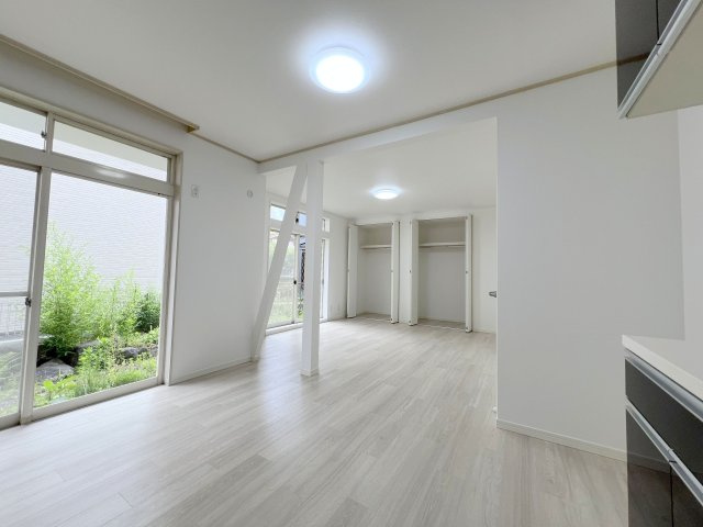 昭島市緑町３丁目　中古戸建の居間・リビング|リビング収納あり散らかりがちな共有スペースを常にスッキリと保ちます