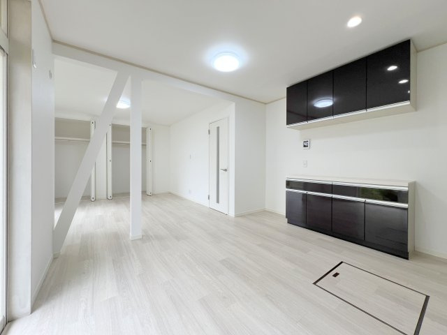 昭島市緑町３丁目　中古戸建の居間・リビング