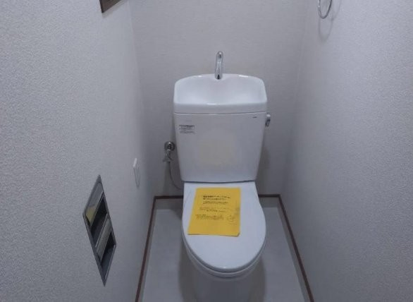 東中振1丁目　中古一戸建てのトイレ|トイレは２ヶ所あります
■物件内覧・資金計画相談・住宅ローン相談、リフォーム相談、お問合せ受付中■
※当日・翌日のご内覧、ご相談はお電話でのお問合せがスムーズです！