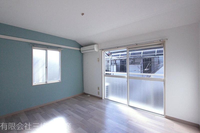 ベラカーサBの居間・リビング|洋室7帖　エアコン付きのお部屋、各部屋に窓があり明るめ