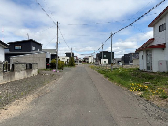 北見市緑ヶ丘１丁目２５番４号　平家建中古売家の前面道路含む現地写真