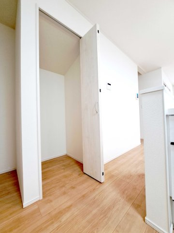 足立区小台２丁目　新築分譲住宅　全３棟の収納|【パントリー】※施工例
大容量の収納力のパントリー。食品はもちろん、食器、調理器具、日用品、消耗品、備蓄用の非常食などもいろいろと収納できます♪