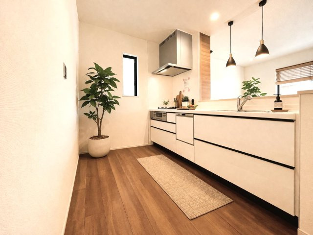 足立区小台２丁目　新築分譲住宅　全３棟のその他|【システムキッチン】※施工例
豊富な収納大型シンクに３口グリル付きコンロ・食洗機・浄水器など使いやすさ重視の対面式システムキッチン。ご家族と楽しく会話をしながら料理もできます♪
