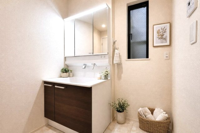 足立区小台２丁目　新築分譲住宅　全３棟の独立洗面台|【洗面化粧台】※施工例
ゆとりのある洗面室に、たっぷり収納の３面鏡付き、洗面化粧台。明るい陽射しが差し込む小窓があり毎朝気分も上がります♪　