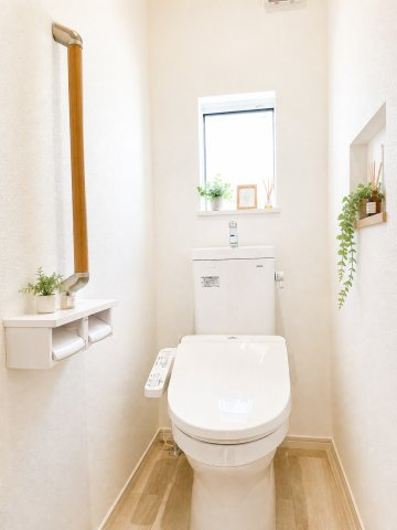 足立区小台２丁目　新築分譲住宅　全３棟のトイレ|【トイレ】※施工例
ウォシュレット付の高性能トイレは、１・２階に完備してあり、清潔でお手入れもラクラク♪　