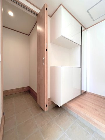 足立区小台２丁目　新築分譲住宅　全３棟の玄関|【SIC】※施工例
ベビーカー・傘・ゴルフバッグ・アウターなど外出時の必須アイテムを玄関にスッキリ収納できます(^^)