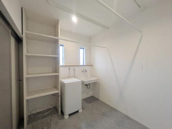 久原南2丁目　戸建て(美容室併設)の独立洗面台|洗面台・洗面所には収納棚がしっかり備わっており整理しやすい空間です。明るい窓から自然光が差し込み清潔感があります。洗濯機の設置スペースもあり使い勝手の良い間取りです。