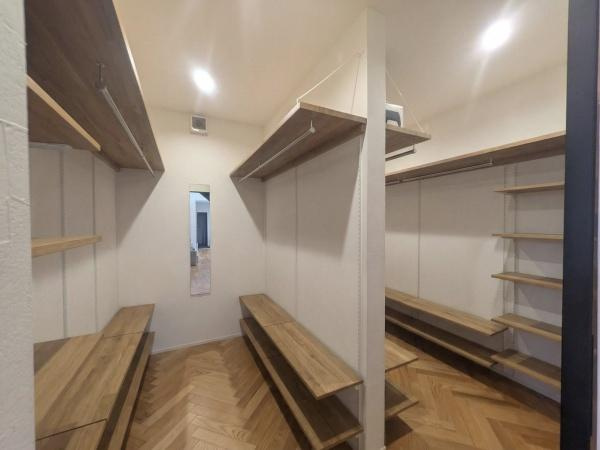 久原南2丁目　戸建て(美容室併設)の収納|広々とした収納スペースが印象的です。木目調の棚が温かみを感じさせ使い勝手の良さが魅力です。照明もしっかりと設置されており明るく見やすい空間に仕上がっています。