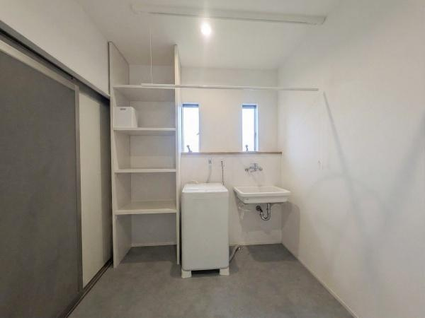 久原南2丁目　戸建て(美容室併設)の独立洗面台|洗面台・洗面所はシンプルですっきりとしたデザインです。収納棚も設置されており整理整頓がしやすくなっています。窓から自然光が差し込み明るい空間を感じられます。洗濯機置き場も確保されています。