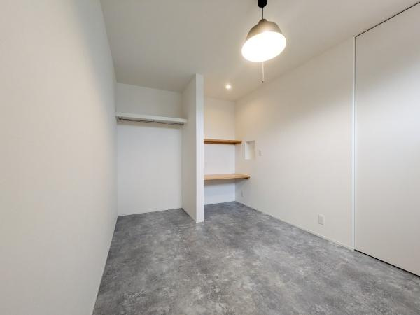 久原南2丁目　戸建て(美容室併設)の洋室|シンプルな内装が特徴の洋室です。収納スペースも確保されています。天井照明が明るさをしっかり確保しています。床材が落ち着いた雰囲気を演出します。無駄のないレイアウトです。