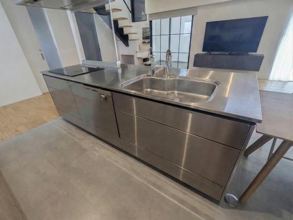 久原南2丁目　戸建て(美容室併設)のキッチン|ステンレス素材のキッチンは清潔感がありお手入れも簡単です。広々とした作業スペースが確保されています。シンクも大きく使いやすい設計が特長です。収納力のある引き出しが便利です。