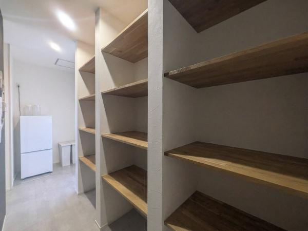 久原南2丁目　戸建て(美容室併設)の収納|可動式の棚が充実しておりさまざまな物をすっきりと収納できます。
収納の幅が広がる設計で日々の使い勝手に配慮されています。