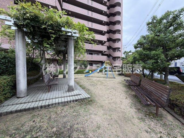 ランフォルセ香里園の現況写真|敷地内公園
■物件内覧・資金計画相談・住宅ローン相談、リフォーム相談、お問合せ受付中■
※当日・翌日のご内覧、ご相談はお電話でのお問合せがスムーズです！