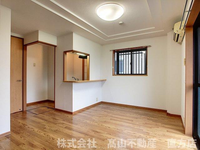 直方市大字感田のアパートの居間・リビング