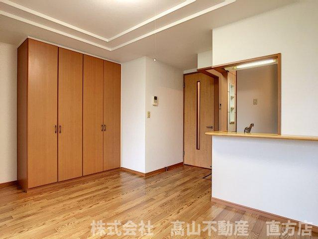 直方市大字感田のアパートの居間・リビング