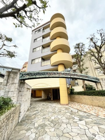 【外観】 | アルシオン中野坂上 | 鉄筋コンクリート造のがっちりとした建物。