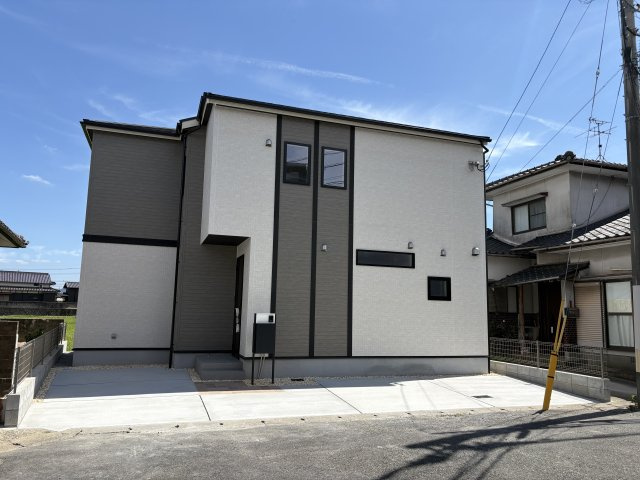 ブルーミングガーデン小倉南区沼南町1丁目　の居間・リビング|17.2帖のLDKに吹き抜けを設けた開放感あふれる空間です。