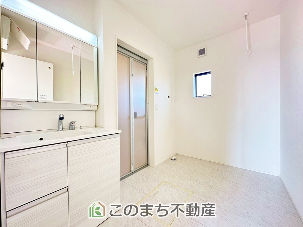 リナージュ那須塩原市関谷23-1期の洗面所|同社施工物件の写真です。※建具やフローリング、その他仕様が違う場合がございます。シャンプードレッサーで朝の身支度♪伸びるホースでお掃除も簡単清潔です！