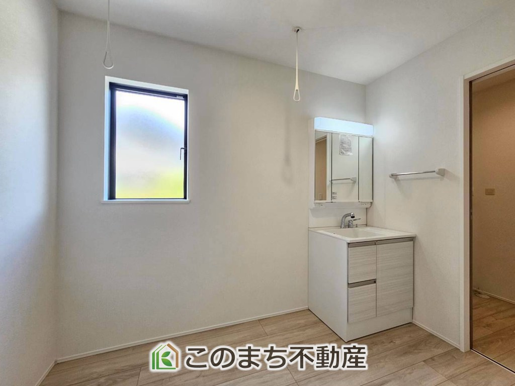 リナージュ那須塩原市関谷23-1期の洗面所|シャンプードレッサーで朝の身支度♪伸びるホースでお掃除も簡単清潔です！