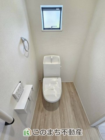 リナージュ那須塩原市関谷23-1期のトイレ|小窓から換気ができて清潔なトイレスペース☆
